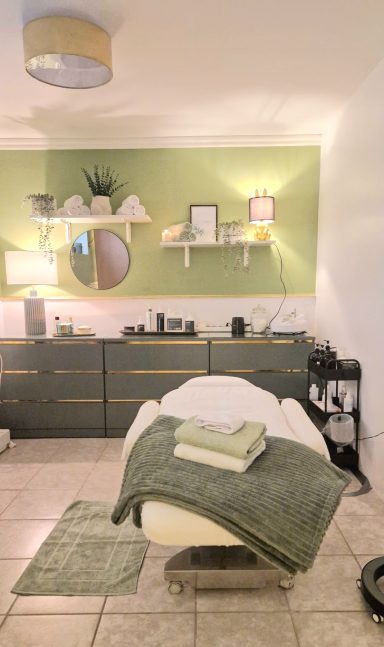 Behandlungsliege - Gesichtsbehandlung Helle Kosmetikbehandlungsräume mit einem bequemen Liegesessel und grünen Akzenten.