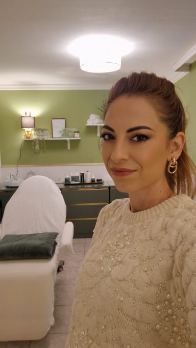 Kosmetikerin - Suzana Frau mit eleganter Frisur in einem modernen, hellen Saloninterieur.